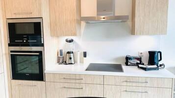 Full-sized fridge, microwave, oven, stovetop