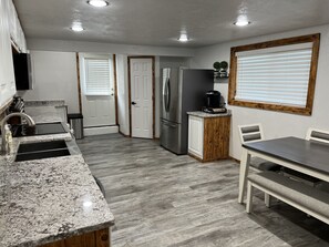 Mikroaaltouuni, uuni, liesi, astianpesukone