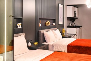 家庭四人房, 多张床 | 埃及棉床单、高档床上用品、客房内保险箱、办公桌