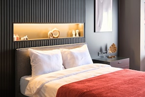 埃及棉床單、高級寢具、客房內保險箱、書桌