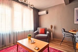 Comfort Quadruple Room, Balcony | Living area | 43-inch Smart TV with digital channels, Netflix, streaming services - TAKS-INN Suites (Istanbul)