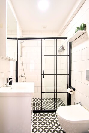 Shower, rainfall showerhead, hair dryer, bathrobes - TAKS-INN Suites (Istanbul)