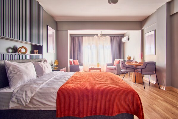 Egyptian cotton sheets, premium bedding, in-room safe, desk