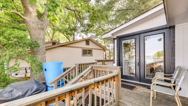 A deck with a wooden railing, a barbecue grill, and outdoor seating. - Waterfront Home w/ Dock in South Grand Lake! (Vinita)