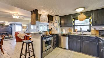 Fridge, microwave, stovetop, dishwasher