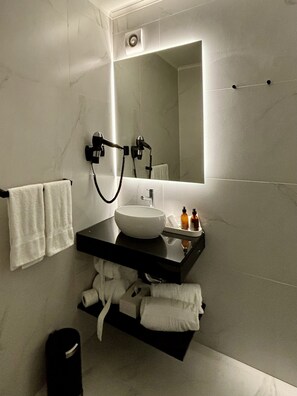 Classic Twin Room, Courtyard View | Bathroom | Designer toiletries, hair dryer, bathrobes, slippers - Lilases Boutique House & Garden (Mora)