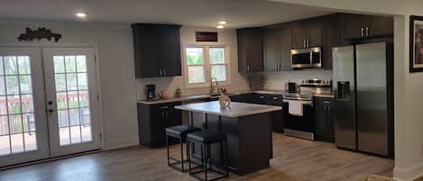 Geladeira, micro-ondas, fogão, cooktop