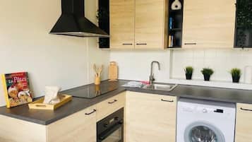 Geladeira, micro-ondas, fogão, cooktop