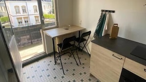 冷蔵庫、電子レンジ、オーブン、コンロ