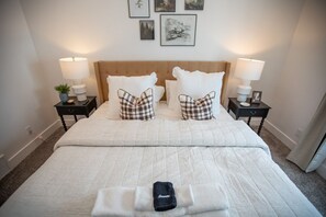 2 slaapkamers, een bureau, een strijkplank/strijkijzer, gratis wifi
