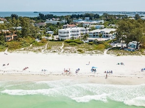 På stranden