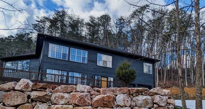 Spacious and Serene Smoky Mountain Retreat- the Perfect Launch for the Dragon!