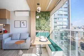 都會開放式客房 | 用餐區