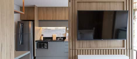 Estudio urbano | Cocina privada | Refrigerador y utensilios de cocina