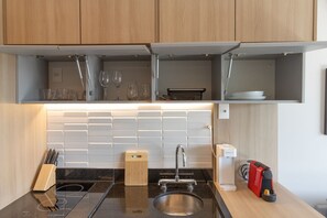 City Studio | Private kitchen | Fridge, cookware/dishes/utensils - Helbor Wide (São Paulo)