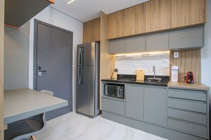 City Studio | Private kitchen | Fridge, cookware/dishes/utensils - Helbor Wide (São Paulo)