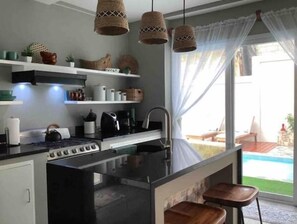 Kjøleskap, mikrobølgeovn, ovn og kokeplater