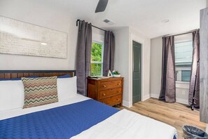 2 bedrooms, desk, iron/ironing board, WiFi