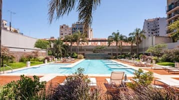 Alberca techada y alberca al aire libre