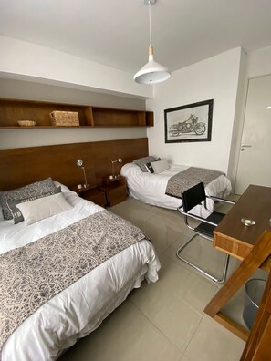 2 habitaciones, escritorio, tabla de planchar con plancha y wifi gratis