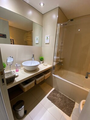 Ducha, bañera de hidromasaje, secador de pelo, bidet
