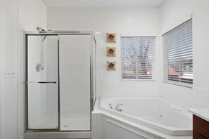 Hair dryer, towels - Hunter House on Rutger (St. Louis)