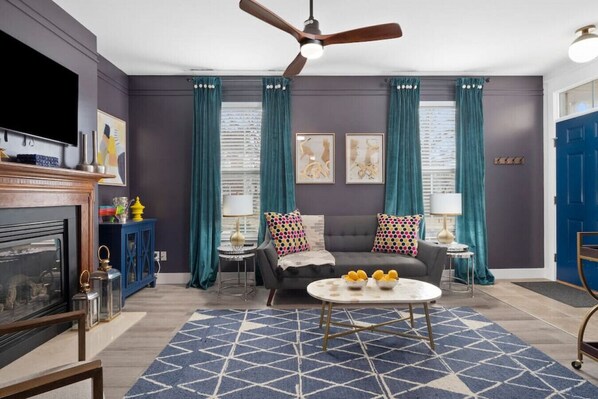 Een televisie en een open haard