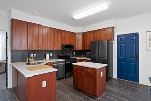 Geladeira, micro-ondas, fogão, cooktop