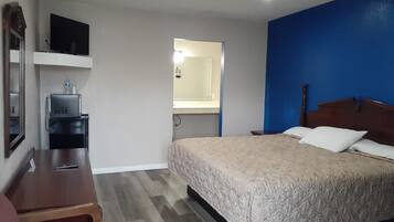 Room, 1 King Bed | Desk, iron/ironing board, free WiFi, bed sheets