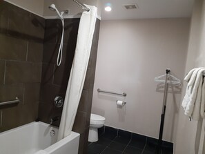 Standard Room, Multiple Beds, Non Smoking | Bathroom | Shower, free toiletries, hair dryer, towels - Scenic River Inn Wartburg Hwy 27 (Wartburg)