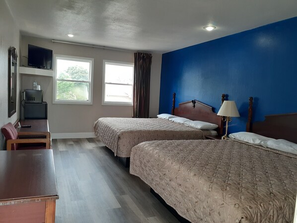 Bureau, fer et planche à repasser, Wi-Fi gratuit, draps fournis