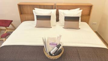 Elite Studio | Hypo-allergenic bedding, desk, laptop workspace, free WiFi