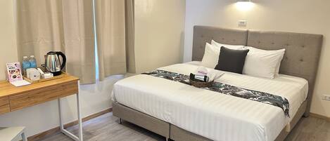 Studio Elite | Bộ đồ giường kháng dị ứng, bàn, khu vực làm việc phù hợp cho laptop