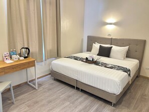 Elite Studio | Hypo-allergenic bedding, desk, laptop workspace, free WiFi - MySpace Hotel Comembo Taguig (Taguig)