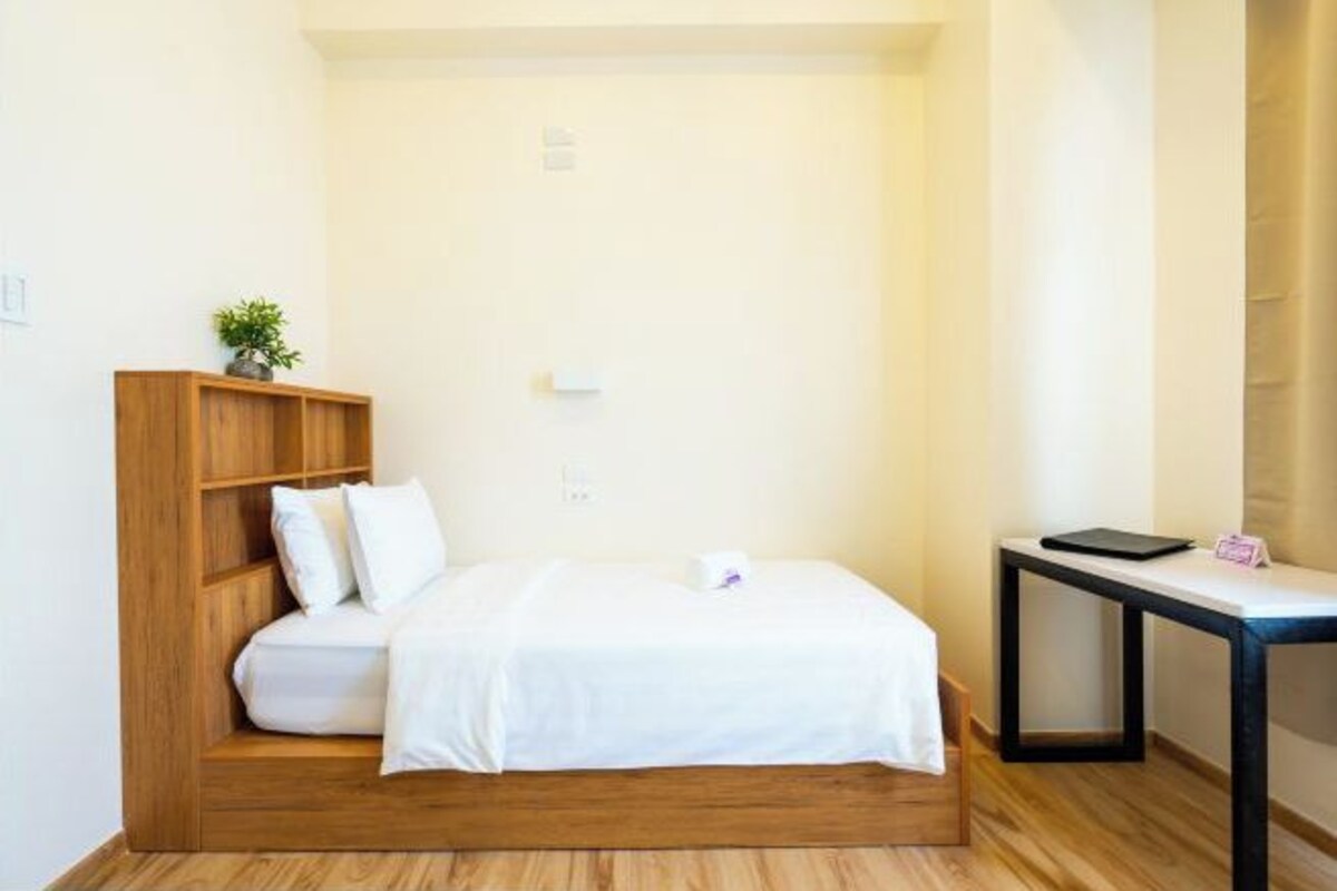 Hypo-allergenic bedding available, desk, laptop workspace, WiFi (free)