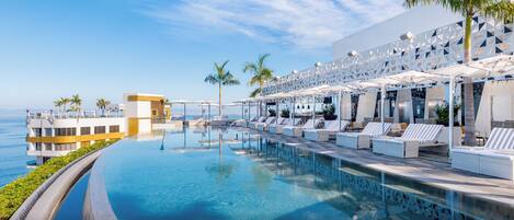 4 piscinas al aire libre, cabañas de piscina (de pago), sombrillas