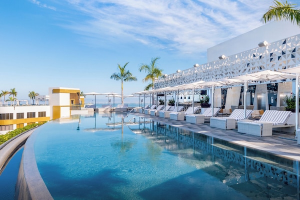 4 utendørsbassenger, bassengtelt (mot betaling) og bassengparasoller