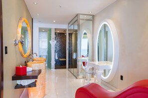 Corner North | Baño | Regadera, regadera tipo lluvia, amenidades de baño gratuitas 