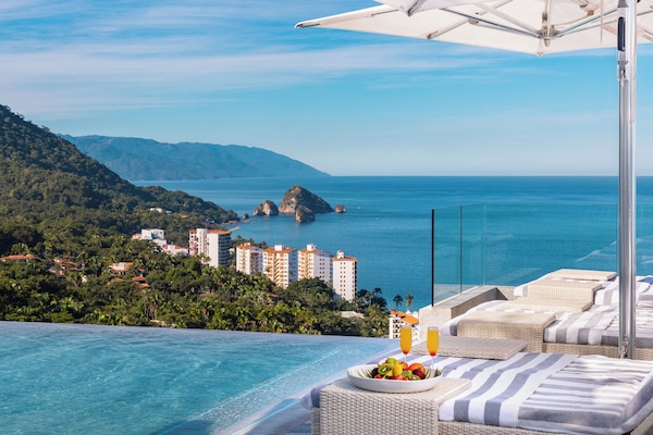 4 piscinas externas, barracas, guarda-sóis