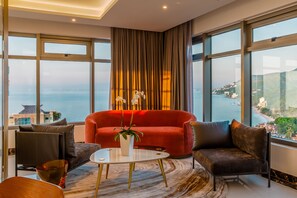 Flachbildfernseher, DVD-Player, iPod-Dockingstation, Pay-TV