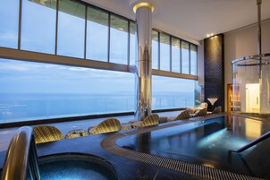 Salas de tratamiento para parejas, un sauna, una bañera de hidromasaje