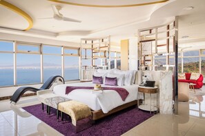 Master Suite South | Egyptian cotton sheets, premium bedding, down comforters, minibar