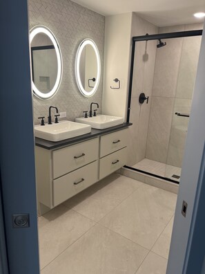 Regadera, secadora de cabello, toallas, jabón 