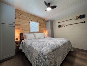 1 bedroom, Internet, bed sheets - Tranquil Cabin on Lake, 1 hour east of Nashville. Nearby Waterfalls. (Buffalo Valley)
