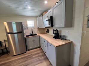 Fridge, microwave, stovetop, coffee/tea maker - Tranquil Cabin on Lake, 1 hour east of Nashville. Nearby Waterfalls. (Buffalo Valley)