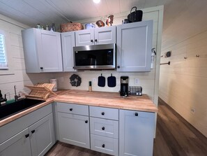 KĂŒhlschrank, Mikrowelle, Herdplatte, Wasserkocher mit Kaffee-/Teezubehör