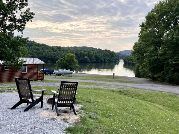 Property grounds - Tranquil Cabin on Lake, 1 hour east of Nashville. Nearby Waterfalls. (Buffalo Valley)