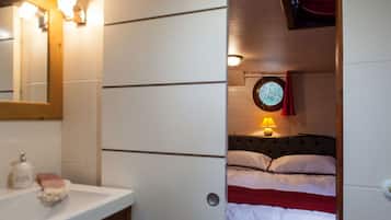 SĂšche-cheveux, serviettes fournies, papier toilette