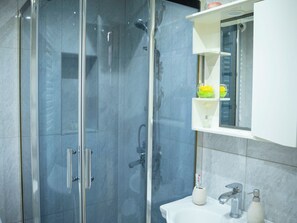 Dusj, hårføner, håndklær og såpe