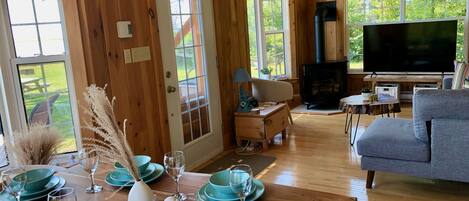Smart-TV, Kamin, Bücher